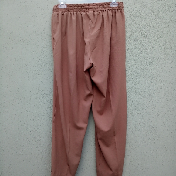 Mine Elastic Pants with Zipper Pockets in Medium - Picture 4 of 7